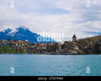 Traghetto sul lago di Thun e sulle Alpi svizzere, Svizzera. Foto Stock