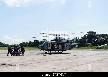 Ilopango, El Salvador. 8 novembre 2024. I soldati eseguono una simulazione MEDEVAC mentre si addestrano prima dello spiegamento ad Haiti come parte di una multinazionale di supporto alla sicurezza delle Nazioni Unite, a Ilopango. Credito: SOPA Images Limited/Alamy Live News Foto Stock