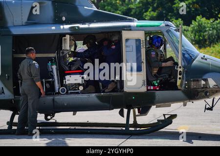 Ilopango, El Salvador. 8 novembre 2024. I soldati eseguono una simulazione MEDEVAC mentre si addestrano prima dello spiegamento ad Haiti come parte di una multinazionale di supporto alla sicurezza delle Nazioni Unite, a Ilopango. Credito: SOPA Images Limited/Alamy Live News Foto Stock