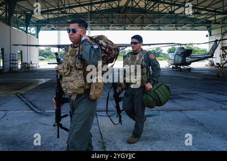 Ilopango, El Salvador. 8 novembre 2024. I soldati camminano dopo una simulazione MEDEVAC mentre si addestrano prima dello spiegamento ad Haiti come parte di una multinazionale di supporto alla sicurezza delle Nazioni Unite, a Ilopango. (Foto di Camilo Freedman/SOPA Images/Sipa USA) credito: SIPA USA/Alamy Live News Foto Stock