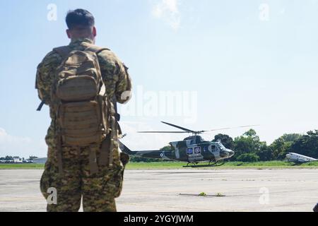 Ilopango, El Salvador. 8 novembre 2024. I soldati eseguono una simulazione MEDEVAC mentre si addestrano prima dello spiegamento ad Haiti come parte di una missione multinazionale di supporto alla sicurezza delle Nazioni Unite a Ilopango. (Foto di Camilo Freedman/SOPA Images/Sipa USA) credito: SIPA USA/Alamy Live News Foto Stock