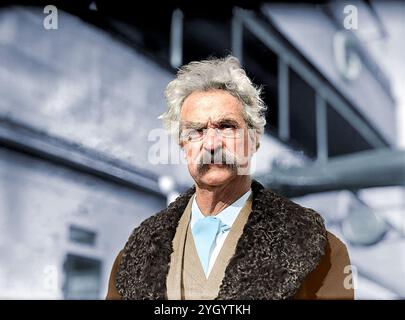 New York, 20 dicembre 1909. "S.L. Clemens." Samuel Clemens, alias Mark Twain, Un uomo maturo con baffi e bicchieri spessi, si erge fuori da un edificio, mostrando uno stile senza tempo e un aspetto distinto. Il cappotto in pelliccia e la cravatta aggiungono un tocco di eleganza. La sua espressione trasuda saggezza e introspezione, completata da abbigliamento storico e da un ambiente vintage. Perfetto per temi di storia e eredità. Foto Stock