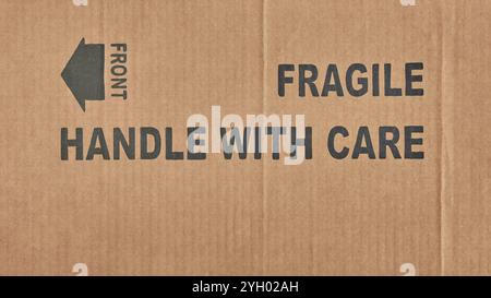 etichette stampate su scatola di cartone, impugnatura anteriore e fragile con cura, istruzioni importanti per la manipolazione per un trasporto e una conservazione sicuri Foto Stock