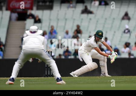 MELBOURNE, AUSTRALIA. 9 novembre 2024. Nella foto: Australia Sam Konstas durante il secondo test non ufficiale dell'Australia A vs India Una partita di cricket di serie di test al Melbourne Cricket Ground, Melbourne, Australia il 9 novembre 2024. Crediti: Karl Phillipson / Alamy Live News Foto Stock