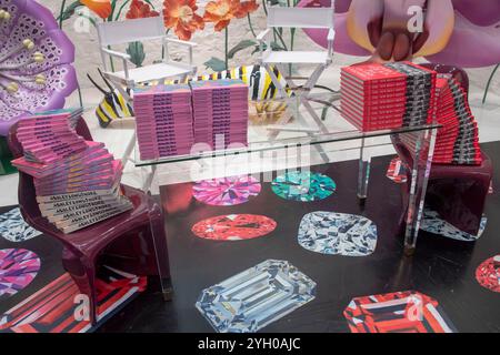 New York, Stati Uniti. 8 novembre 2024. Atmosfera durante un'intervista e la firma del libro di Christian Siriano The New Red Carpet e del libro di Ashley Longshore Giving the Bird in New York City. Credito: SOPA Images Limited/Alamy Live News Foto Stock