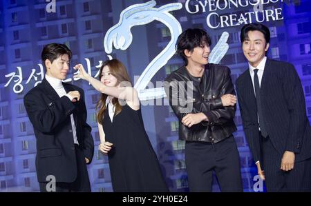 BAE Hyeon-Seong, Han so-Hee, Park Seo-Joon and Lee Moo-Saeng, 25 settembre 2024: Membri del cast (L-R) Bae Hyeon-Seong, Han so-Hee, Park Seo-Joon e Lee Moo-Saeng posano in una conferenza stampa della serie originale coreana di Netflix 'Gyeongseong creature Season 2' a Seoul, Corea del Sud. (Foto di Lee Jae-won/AFLO) Foto Stock