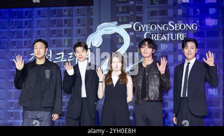 Jung Dong-Yoon, Bae Hyeon-Seong, Han so-Hee, Park Seo-Joon and Lee Moo-Saeng, 25 settembre 2024: (L-R) il regista Jung Dong-Yoon posa con i membri del cast Bae Hyeon-Seong, Han so-Hee, Park Seo-Joon e Lee Moo-Saeng in una conferenza stampa della serie originale coreana di Netflix 'Gyeongseong, Corea del Sud. Crediti: Lee Jae-won/AFLO/Alamy Live News Foto Stock