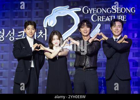 BAE Hyeon-Seong, Han so-Hee, Park Seo-Joon and Lee Moo-Saeng, 25 settembre 2024: Membri del cast (L-R) Bae Hyeon-Seong, Han so-Hee, Park Seo-Joon e Lee Moo-Saeng posano in una conferenza stampa della serie originale coreana di Netflix 'Gyeongseong creature Season 2' a Seoul, Corea del Sud. Crediti: Lee Jae-won/AFLO/Alamy Live News Foto Stock