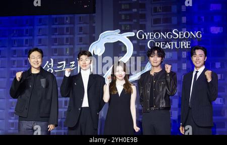 Jung Dong-Yoon, Bae Hyeon-Seong, Han so-Hee, Park Seo-Joon and Lee Moo-Saeng, 25 settembre 2024: (L-R) il regista Jung Dong-Yoon posa con i membri del cast Bae Hyeon-Seong, Han so-Hee, Park Seo-Joon e Lee Moo-Saeng in una conferenza stampa della serie originale coreana di Netflix 'Gyeongseong, Corea del Sud. Crediti: Lee Jae-won/AFLO/Alamy Live News Foto Stock