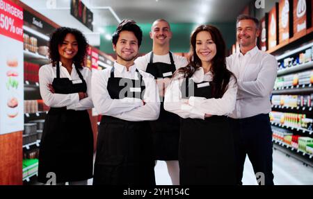 Dipendenti del team Food Supermarket. Gruppo del personale nel punto vendita Foto Stock