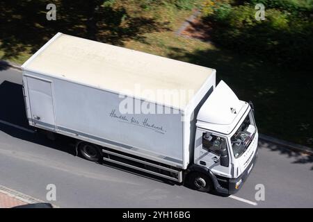 OSTRAVA, CECHIA - 6 AGOSTO 2024: Box Truck Iveco bianco con leggero effetto di sfocatura del movimento Foto Stock