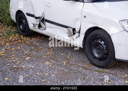 SENOV, CECHIA - 28 SETTEMBRE 2024: Auto bianca Skoda Fabia dopo incidente tagliato lato aperto come lattina Foto Stock