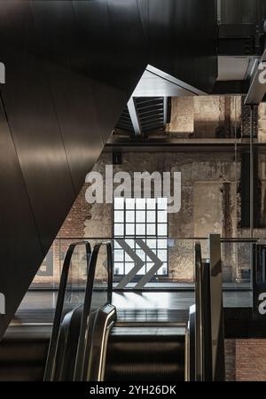 Londra, Regno Unito - 13 ottobre 2023 - progettazione architettonica degli interni della Battersea Power Station turbine Hall decorativa in stile Art Déco con scale mobili per Foto Stock