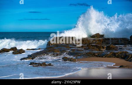 Onde che si infrangono a bore Beach, San Remo, Victoria, Australia Foto Stock