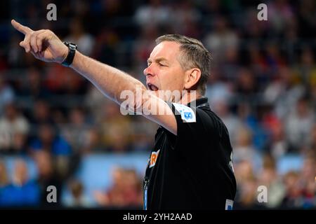 Mannheim, Germania. 7 novembre 2024. Pallamano: Qualificazione al Campionato europeo, Germania - Svizzera, 2° turno di qualificazione, gruppo 7, giorno 1, Coach Alfred Gislason (Germania) crediti: Marco Wolf/Wolf-sportfoto/dpa/Alamy Live News Foto Stock