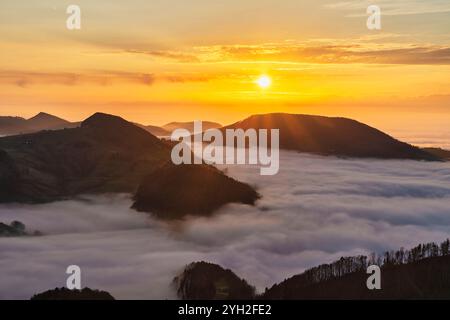 Svizzera, Passwang, Passwang se, se, Soletta, Mümliswil-Ramiswil, Schwarzbubenland, alba, Vogelberg, novembre Foto Stock