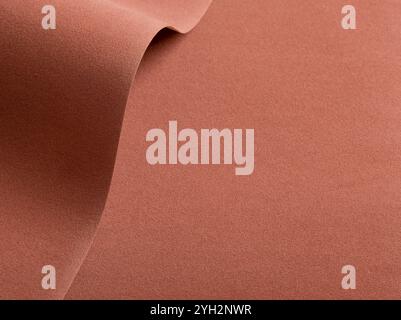 Sfondo in carta di design con una texture vellutata e opaca in calde tonalità terrose come terracotta, ocra e auburn. Questa superficie astratta e minimalista f Foto Stock