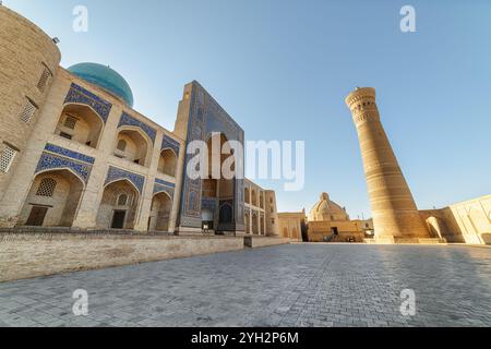 Splendida vista della Madrasa Mir-i-Arab e del minareto Kalan Foto Stock