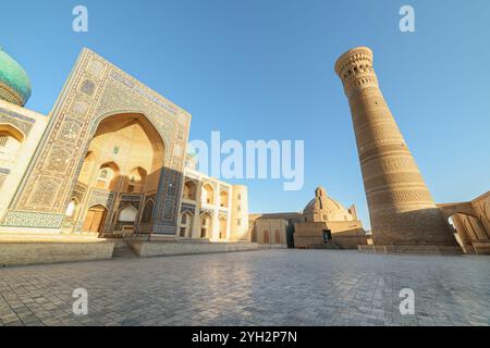 Splendida vista della Madrasa Mir-i-Arab e del minareto Kalan Foto Stock