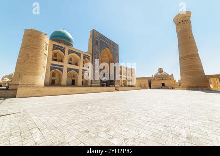 Splendida vista della Madrasa Mir-i-Arab e del minareto Kalan Foto Stock