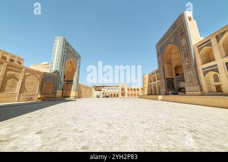 Splendida vista della Moschea Kalan e della Madrasa Mir-i-Arab Foto Stock