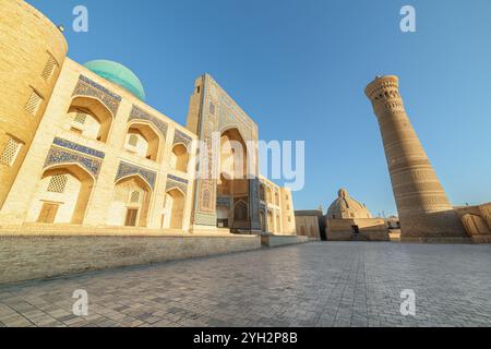 Splendida vista della Madrasa Mir-i-Arab e del minareto Kalan Foto Stock