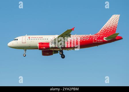 ST. PIETROBURGO, RUSSIA - 8 AGOSTO 2020: Airbus A319-100 Izhevsk (VQ-BOX) di Russia Airlines su un percorso di volo in un cielo blu senza nuvole Foto Stock