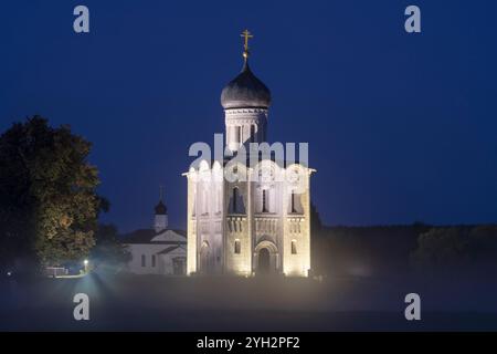 Vista della Chiesa medievale dell'Intercessione della Santa Vergine sul Nerl in una serata di settembre. Bogolyubovo. Regione di Vladimir, Russia Foto Stock