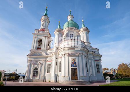 Primo piano della cattedrale di Santa Caterina la grande Martire in un giorno di sole di ottobre. Kingisepp, regione di Leningrado, Russia Foto Stock
