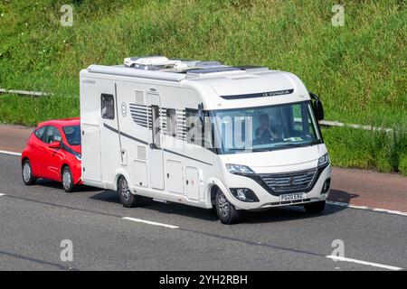 Le Voyageur French 2020 Pilote White Diesel 2287 cc camper di traino Toyota AYGO; viaggiando sull'autostrada M6, Regno Unito Foto Stock