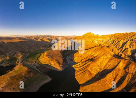 Vista aerea panoramica sul pittoresco bacino idrico di Azat e sulla montagna di Eranos con il sole e il sole che evoca il tramonto. Lago con acqua blu in zona arida e Yeranos m. Foto Stock