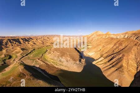 Vista aerea panoramica sul pittoresco bacino idrico di Azat e sulla montagna di Eranos con il sole e il sole che evoca il tramonto. Lago con acqua blu in zona arida e Yeranos m. Foto Stock