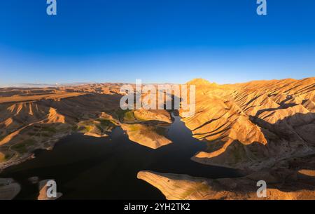 Vista aerea panoramica sul pittoresco bacino idrico di Azat e sulla montagna di Eranos con il sole e il sole che evoca il tramonto. Lago con acqua blu in zona arida e Yeranos m. Foto Stock