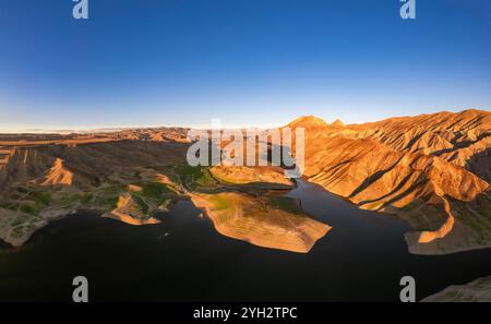 Vista aerea panoramica sul pittoresco bacino idrico di Azat e sulla montagna di Eranos con il sole e il sole che evoca il tramonto. Lago con acqua blu in zona arida e Yeranos m. Foto Stock