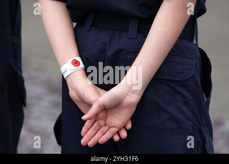 I piloti osservano due minuti di silenzio per celebrare il Remembrance Day all'ippodromo di Wincanton. Data foto: Sabato 9 novembre 2024. Foto Stock