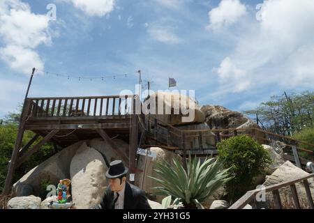 Terrazza turistica in legno nelle formazioni rocciose di Ayo e Casibari, situata vicino a Oranjestad sull'isola di Aruba. Foto Stock