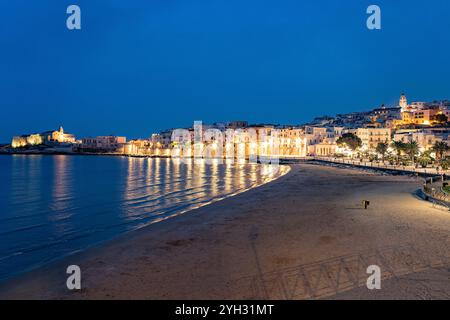 Altstadt und Stadtstrand Spiaggia di San Lorenzo in der Abenddämmerung, Vieste, Gargano, Puglia, Italia, Europa | città vecchia e spiaggia della città Foto Stock