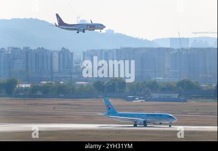 Seoul, Corea del Sud. 9 novembre 2024. Gli aerei sono visti sulla pista dell'aeroporto di Gimpo a Seoul, Corea del Sud. La Corea del Nord ha inscenato attacchi GPS jamming per il secondo giorno consecutivo 9 novembre, colpendo diverse navi e dozzine di aerei civili, ha detto l'esercito della Corea del Sud. Gli attacchi di jamming sono stati condotti nelle aree di Haeju e Kaesong della Corea del Nord, ha detto il Joint Chiefs of staff (JCS) della Corea del Sud, mettendo in guardia le navi e gli aerei civili che operano nel Mar giallo per stare attenti agli attacchi. Credito: SOPA Images Limited/Alamy Live News Foto Stock