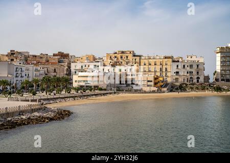 Vieste Altstadt und Stadtstrand Spiaggia di San Lorenzo in Vieste, Gargano, Puglia, Italien, Europa città vecchia e spiaggia cittadina Spiaggia di San Lorenzo i. Foto Stock