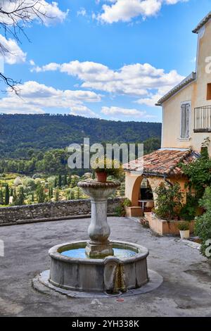 Vista del villaggio provenzale di Moustiers Sainte Marie nella regione Provence-Alpes-Côte d'Azur nel sud-est della Francia. Foto Stock