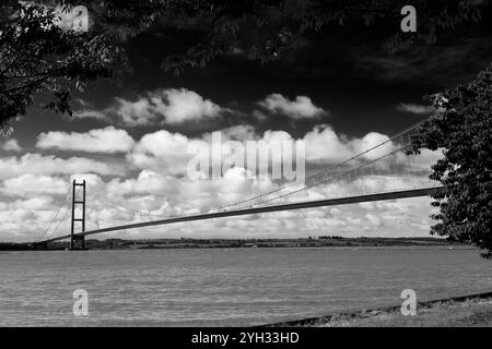 Vista estiva sul ponte Humber da Hessle Foreshore; East Riding of Yorkshire, Inghilterra; Regno Unito Foto Stock