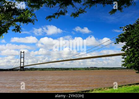 Vista estiva sul ponte Humber da Hessle Foreshore; East Riding of Yorkshire, Inghilterra; Regno Unito Foto Stock