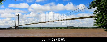 Vista estiva sul ponte Humber da Hessle Foreshore; East Riding of Yorkshire, Inghilterra; Regno Unito Foto Stock