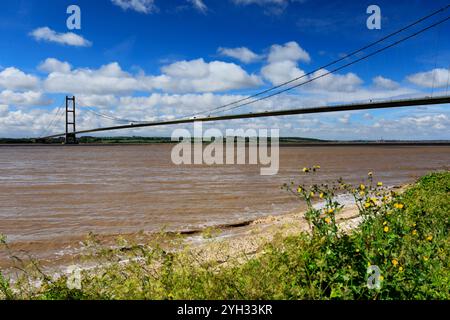 Vista estiva sul ponte Humber da Hessle Foreshore; East Riding of Yorkshire, Inghilterra; Regno Unito Foto Stock