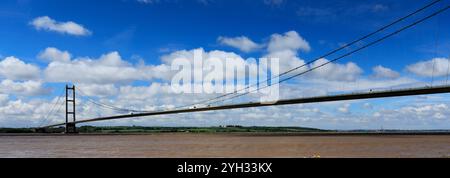 Vista estiva sul ponte Humber da Hessle Foreshore; East Riding of Yorkshire, Inghilterra; Regno Unito Foto Stock