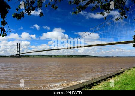 Vista estiva sul ponte Humber da Hessle Foreshore; East Riding of Yorkshire, Inghilterra; Regno Unito Foto Stock