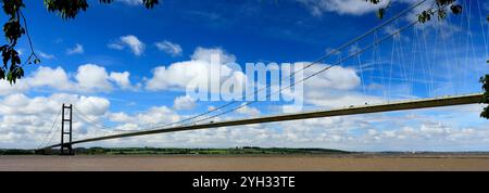 Vista estiva sul ponte Humber da Hessle Foreshore; East Riding of Yorkshire, Inghilterra; Regno Unito Foto Stock