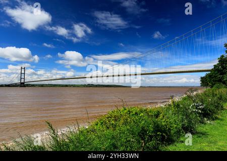 Vista estiva sul ponte Humber da Hessle Foreshore; East Riding of Yorkshire, Inghilterra; Regno Unito Foto Stock