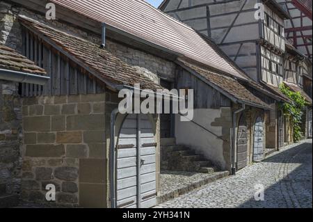 Ex magazzini, fienili del XV secolo, nella storica chiesa fortificata di Huettenheim, bassa Franconia, Baviera, Germania, Europa Foto Stock