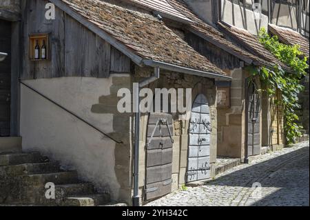 Ex magazzini, fienili del XV secolo, nella storica chiesa fortificata di Huettenheim, bassa Franconia, Baviera, Germania Foto Stock